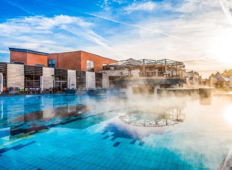 Sárvár: Apartman Hotel Sárvár *** so vstupom do termálnych kúpeľov a polpenziou.