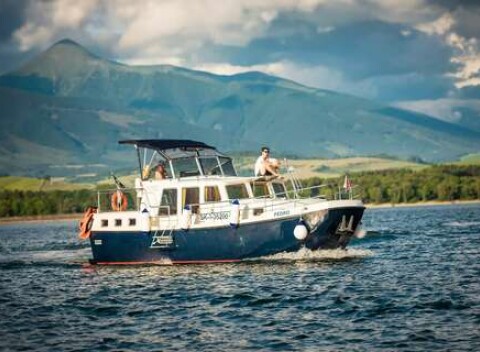 Netradičné ubytovanie na lodi s vyhliadkovou plavbou a aktivitami v prístave na Liptovskej Mare