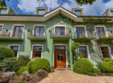 Wellness s procedúrami, polpenziou a skvelými možnosťami prechádzok z penziónu Tematín***.