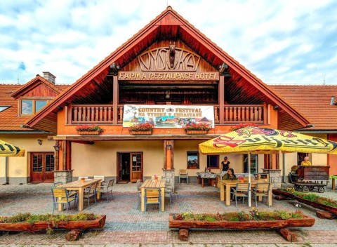 Jizerské hory pre milovníkov koní: Hotel Farma Vysoká *** s polpenziou + darček.