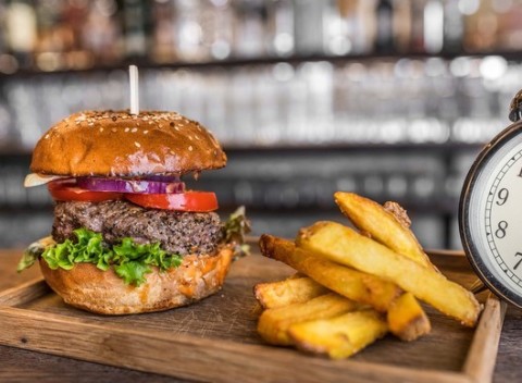 Regular či cheese burger s hranolkami alebo Fish and chips v štýlovom bare Zeitlos.