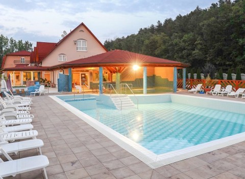 Maďarsko: Hotel Thermal Park Egerszalók **** s polpenziou a termálnymi bazénmi.