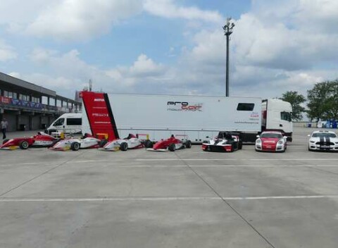 Šoférovanie ťahača Scania na letisku v Trenčíne alebo v Žiline- 500 konských síl a 12 rýchlostná prevodovka s vodičákom na osobné autá