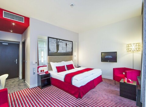 Praha priamo v centre pri Petřínskej rozhľadni v Red&Blue Design Hoteli **** s raňajkami formou bufetu a vínom