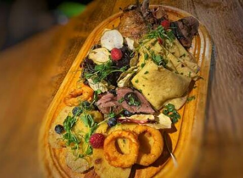 Lokša s kačacím mäskom, plnené kačacie prsia s domácimi špeclami aj kačacia misa v reštaurácii Kôlnička