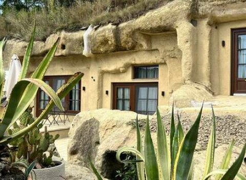 Unikátne jaskynné apartmány Sirocave neďaleko hraníc s plnou penziou aj romantikou do wellness