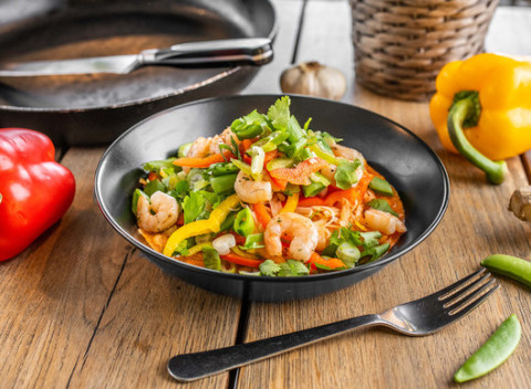 Exotické kari ryžové rezance s krevetami, zeleninou alebo tofu v Estévečke.