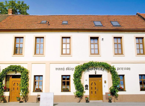 Južná Morava v penzióne v Hustopečiach s raňajkami a fľašou vína, aj variant pre 10 osôb.