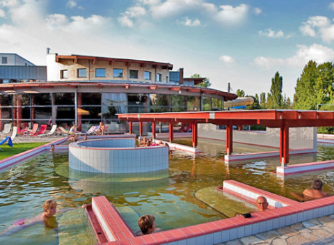 Slávne termálne kúpele Györ v hoteli s polpenziou + varianty s celodenným vstupom do termálov.