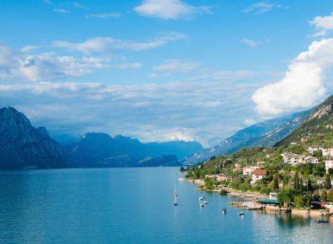 Lago di Garda v Hoteli Eden *** s raňajkami, bazénom a súkromnou plážou.