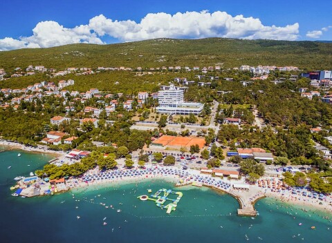 Malebná Crikvenica 250 m od pláže v Hoteli Omorika **** s all inclusive a bazénom + deti do 12 rokov zadarmo