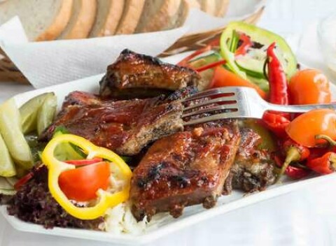 Kilo grilovaných rebierok alebo krídeliek pri Draždiaku