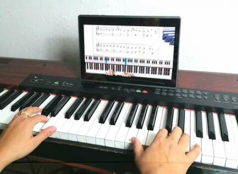 SMART PIANO - výborne hodnotený online kurz klavíra pre začiatočníkov s Viktorom Franekom.