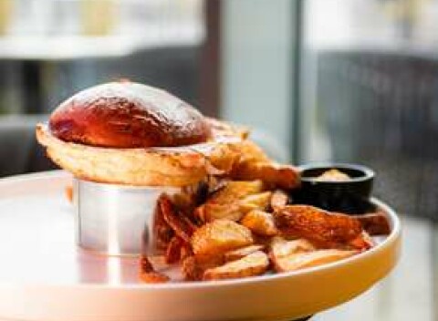 Konn: UFO Smash & Cheese Burger alebo sladký UFO Dubai burger v Eurovea 2