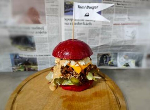 Šťavnaté burgre, domáce denné menu aj dezerty vo Vinárni a Reštaurácií pri Kaplnke vo Vajnoroch