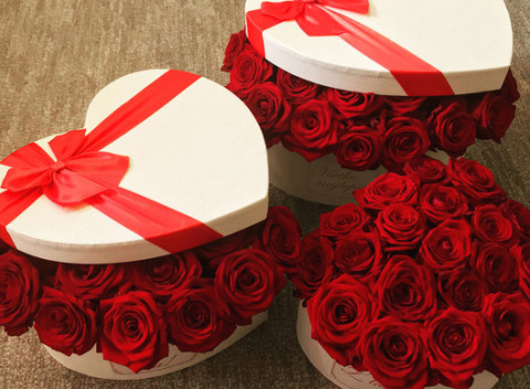 Kvetinový box plný ruží. Kvetinový box mini ruží v počte 5-15 ks podľa vlastného výberu farby.
