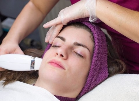 Manuálne hĺbkové čistenie pleti s IPL svetlom v Lumines beauty center.