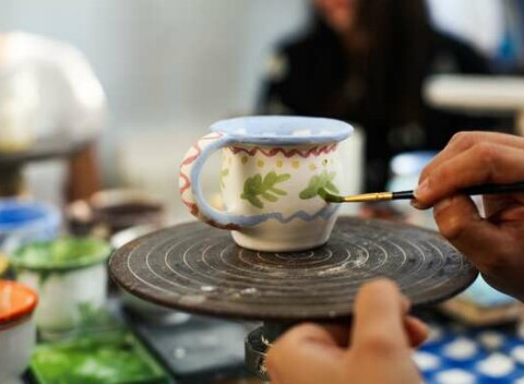 Tvorivé dielne v Slovenskej ľudovej majolike - namaľujte si vlastnú vázu, kvetináči či raňajkový set