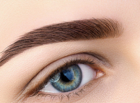 Permanentný make-up, prirodzené 3D čiarkované obočie alebo mihalnice.