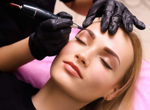 Permanentný makeup, microblading obočia alebo ošetrenie pleti s kozmetikou Alcina.