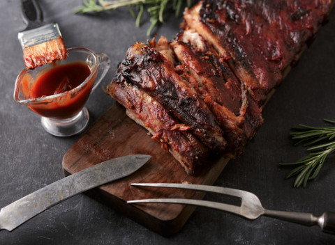 500 g BBQ grilované rebierka + 150 g pečené zemiaky alebo 3 krajce chleba + 150 g kyslá obloh.