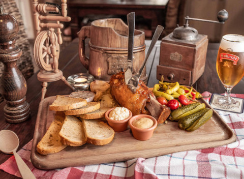 Krídelká alebo pečené bravčové koleno a 0,5 l čapované pivo podľa výberu alebo Kofola.