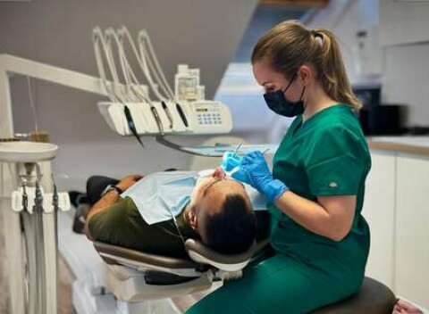 Dentálna hygiena s pieskovaním a profesionálne bielenie zubov v Olympia Dental Clinic v Prešove