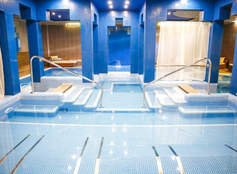 Györ: Hotel Golden Ball Club **** a neobmedzené wellness - 120 m² vodnej plochy.