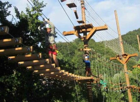 Rodinné dobrodružstvo v lanovom parku Rezortu Villa 27 - adrenalínový zážitok pre deti aj dospelých