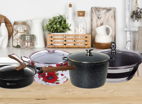 Sada nerezových hrncov alebo panvice s kamenným povrchom pre úspornejšie varenie.