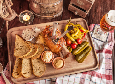 Krídelká alebo pečené bravčové koleno a 0,5 l čapované pivo podľa výberu alebo Kofola.