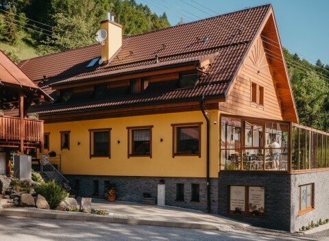 Spišská Magura pri chodníku korunami stromov: Penzión Ski Jezersko *** s raňajkami či polpenziou + 3 sauny