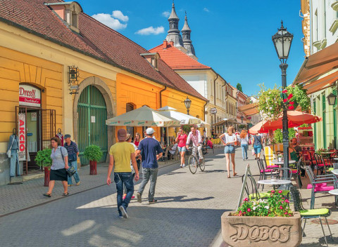 Kúpeľný Eger v hoteli v historickom centre s neobmedzenou konzumáciou vína a s polpenziou.