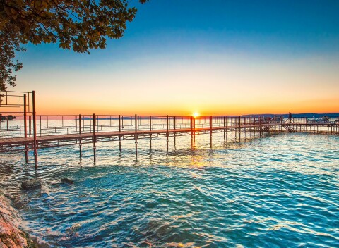 Maďarsko len 100 metrov od brehu Balatonu a blízko kúpeľov: Hotel Nostra *** s raňajkami + relaxačná záhrada