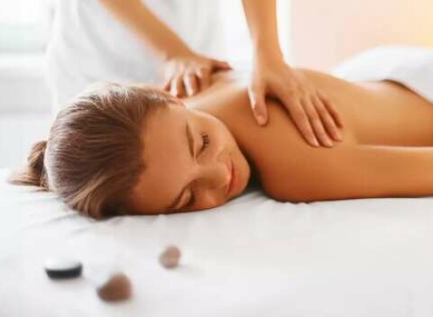 Rôzne druhy masáží v salóne Refreš - aromaterapeutická, relaxačná, Lomi Lomi, lávovými kameňmi