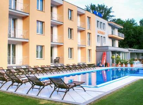Hotel Korekt *** pri priehrade Sĺňava s polpenziou a vonkajšími bazénmi