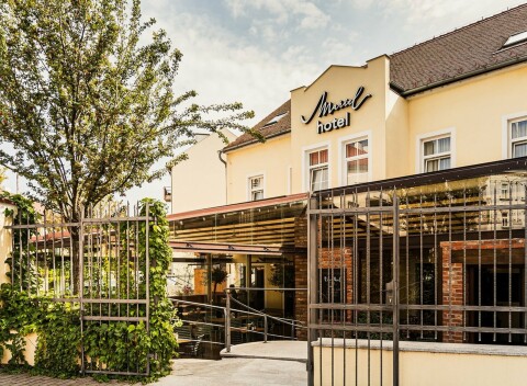 Južná Morava (nielen) pre vinárov: Hotel Mariel *** v centre Znojma s raňajkami a degustáciou 12 vzoriek vín