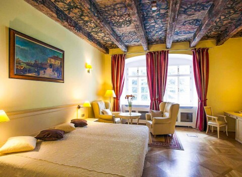 Luxusný Hotel Tyn Yard Residence **** priamo v srdci Prahy pri Staromestskom námestí s raňajkami v kaviarni