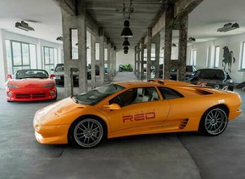 DOUBLE RED CARS MUSEUM - najväčšie automobilové múzeum v srdci Európy: objavte svet automobilových legiend