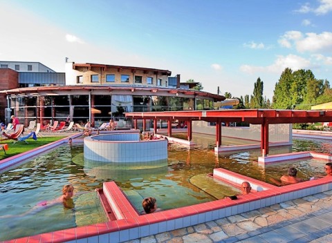 Celodenné kúpanie v termálnych kúpeľoch Győr - vstupenka a doprava v cene