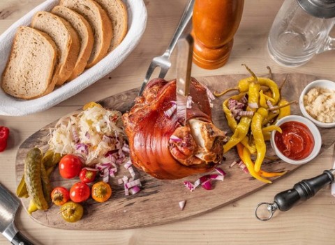 Bravčové koleno s opekanými zemiakmi pre dvoch v Sídliskovej pivárničke.