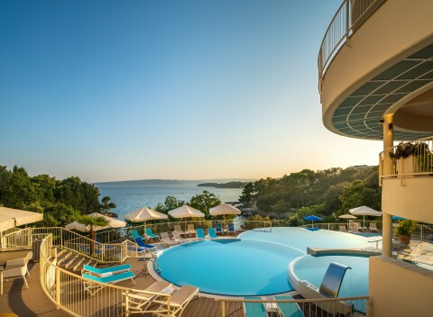 Chorvátsko plné zábavy: Hotel Sunny Krk *** pri pláži s rozšírenou polpenziou, bazénom + tretia osoba zadarmo