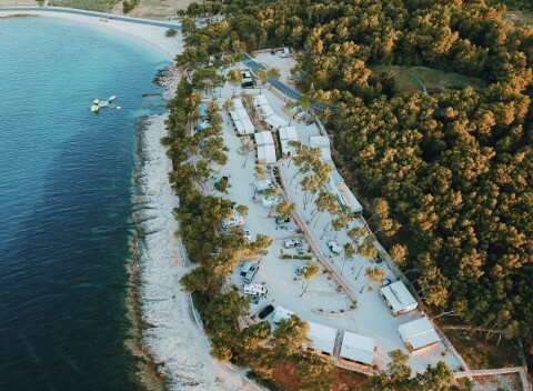 Chorvátsko: Brač len 30 m od mora v Boutique Campingu Bunja v štýlovom domčeku až pre 6 osôb + kuchyňa