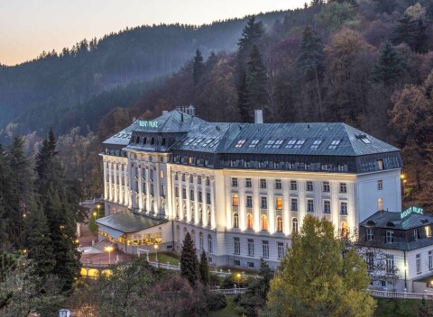 Radónové kúpele Jáchymov: Hotel Radium Palace **** s polpenziou, kúpeľným centrom (bazény a sauny) + masáž