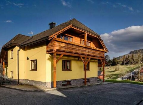 Chata Adamec s celkovou kapacitou pre až 17 osôb v Ždiari pod Belianskymi Tatrami