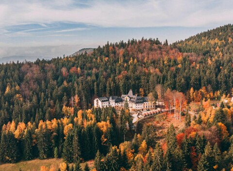 Relax na Karlovarsku: 4* Zámek Lužec Spa & Wellness Resort s polpenziou, bazénom a saunami + víno a procedúry