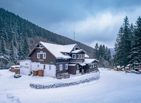 Horský pobyt v Krkonošiach: Pec pod Sněžkou pri ski areáloch v štýlovej Chate Lesovna s raňajkami + sauna
