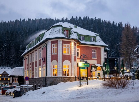 Krkonoše pri zjazdovke: Pec pod Sněžkou v Hoteli Hořec **** s polpenziou, vstupom do sauny a welcome drinkom