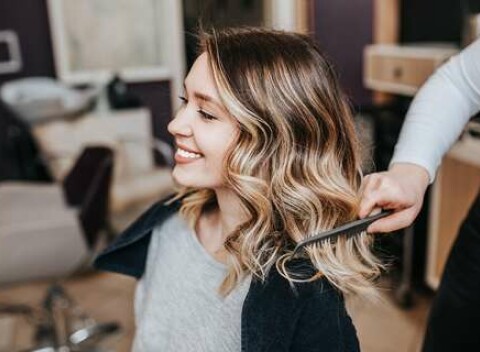 Dámsky strih, melír alebo farbenie vlasov v salóne Sakura na Obchodnej ulici