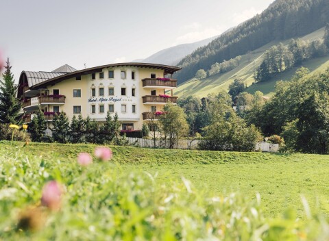 Wellness v Južnom Tirolsku: Alpin Royal Wellness Refugium & Resort Hotel ****+ s polpenziou, bazénmi a saunami